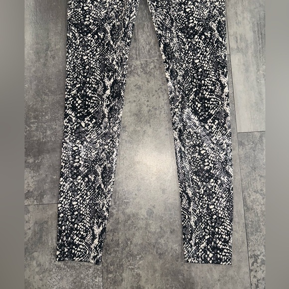 SPANX faux leather Snake print legging Size M - Picture 4 of 7